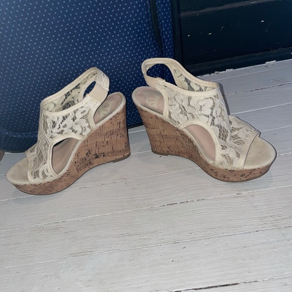 Size 6 Lace Wedges 4” - Picture 4 of 4